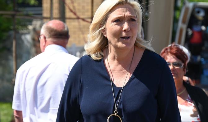 Marine Le Pen, leader d'extrême droite du Rassemblement national (RN), visite un marché en plein air lors d'une campagne électorale avant le second tour des élections législatives françaises de 2022, à Liévin, dans le nord de la France, le 15 juin 2022. (Photo, AFP)