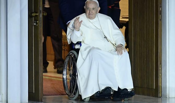 Le pape François, assis dans un fauteuil roulant après un traitement au genou, le 22 juin 2022 à la salle Paul-VI du Vatican. (Photo, AFP)