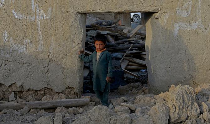 Un garçon se tient à l'intérieur d'une maison endommagée après un récent tremblement de terre dans le village d'Akhtar Jan dans le district de Gayan de la province de Paktika, le 25 juin 2022. (Photo, AFP)