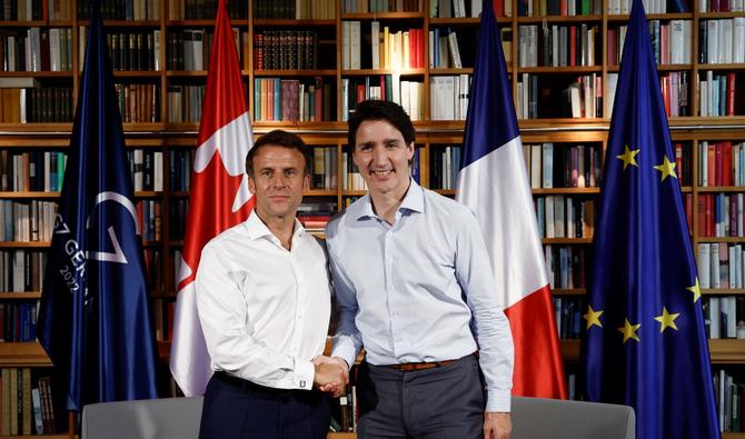 Le président français Emmanuel Macron rencontre le premier ministre canadien Justin Trudeau pour des entretiens bilatéraux le 27 juin 2022 au château d'Elmau, dans le sud de l'Allemagne, lors du sommet du G7. (Photo, AFP)