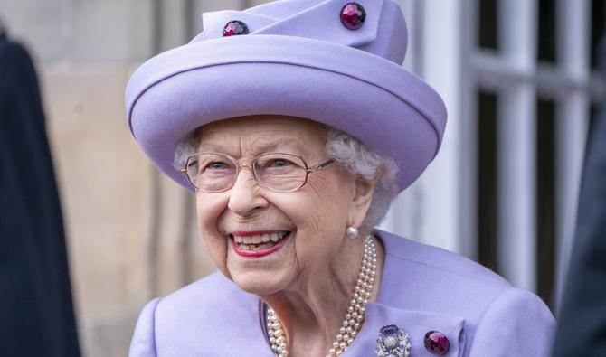 Vêtue d'un manteau lilas, chapeau assorti, la reine Elizabeth II a observé un défilé militaire dans les jardins du palais d'Holyroodhouse. (Photo, AFP)