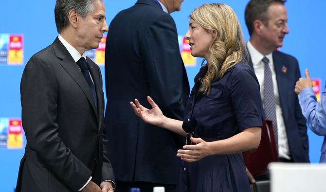Le secrétaire d'État américain Antony Blinken s'entretient avec la ministre canadienne des Affaires étrangères Melanie Joly lors d'une table ronde lors d'un sommet de l'OTAN à Madrid, le 29 juin 2022. (Photo, AFP)