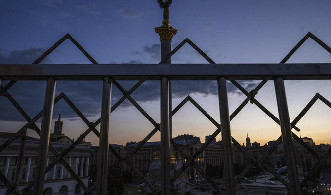 Quatre explosions ont été entendues dans la capitale ukrainienne Kiev tôt dimanche. Ci-dessus, le Monument de l'Indépendance surplombant la place Maidan de Kiev, le 25 juin 2022. (AP)