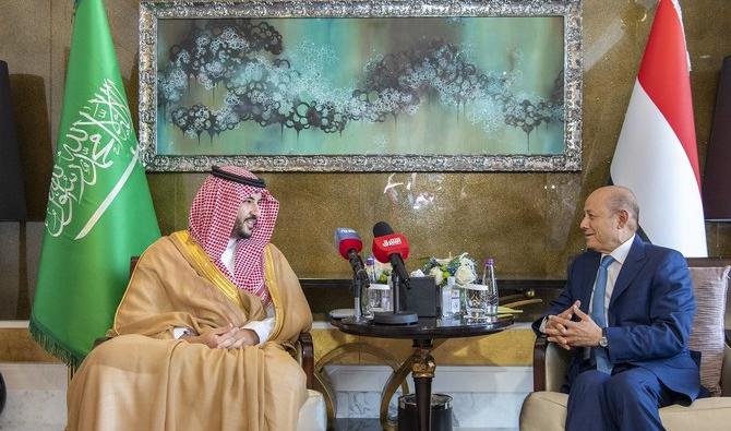 Le vice-ministre saoudien de la Défense, le prince Khaled ben Salmane, s’entretient avec le président du conseil présidentiel du Yémen, le Dr Rachad al-Alimi. (SPA)