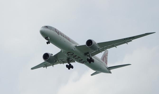 Un avion de passagers de Qatar Airways se prépare à atterrir à l'aéroport de Changi à Singapour, le 9 octobre 2021. (Photo, AFP)