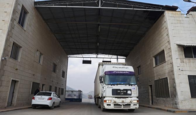 Un convoi transportant de l'aide humanitaire entre en Syrie depuis la Turquie par le poste frontière de Bab al-Hawa, le 18 janvier 2022. (Photo, AFP)