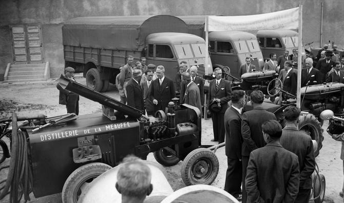 Des tracteurs américains venus des États-Unis, faisant partie du plan Marshall, destinés à l'agriculture française, en juin 1949 lors d'une foire agricole à Saint-Lô. (Photo, Archives, AFP)