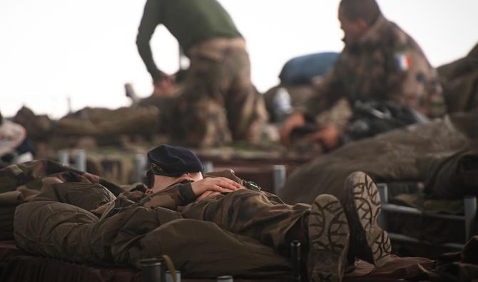 Un soldat français se repose à la base aérienne de Mihail Kogalniceanu près de Constanta, en Roumanie, le 3 mars 2022. (Photo, AFP)