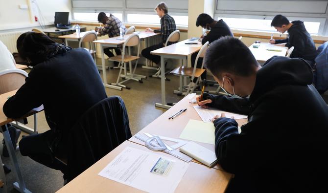 Des élèves se préparent avant une épreuve dans le cadre des épreuves du baccalauréat au Lycée technique Diderot à Paris, le 11 mai 2022. (Photo, AFP)