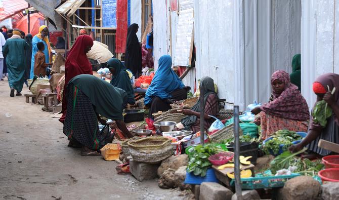 Des Somaliens achètent des légumes sur un marché de Mogadiscio où des produits cultivés en serre sont vendus, le 12 juin 2022. (Photo, AFP)