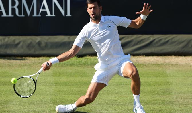 Le Serbe Novak Djokovic rend la balle au Canadien Felix Auger-Aliassime lors du tournoi The Giorgio Armani Tennis Classic au Hurlingham Club, à Londres, le 22 juin 2022. (Photo, AFP)
