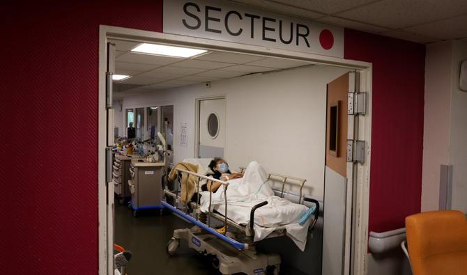 Un patient est allongé sur un lit dans un couloir de l'hôpital René-Dubos de Pontoise, dans le nord-ouest de Paris, le 1er juillet 2022. (Photo, AFP)