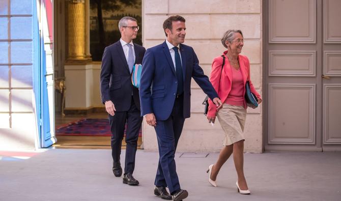 Le président français Emmanuel Macron et la première ministre Élisabeth Borne arrivent pour la première réunion du cabinet du gouvernement nouvellement remanié à l'Elysée à Paris, le 4 juillet 2022. (Photo, AFP)
