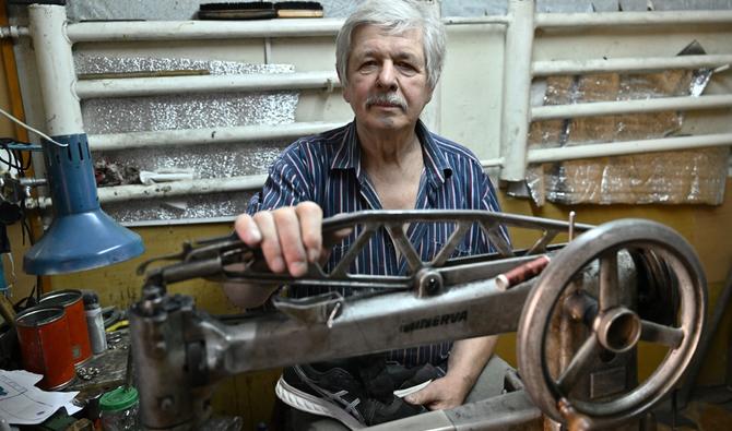 Le cordonnier ukrainien Serguiï Kourtchiguine  dans son atelier de la ville de Kramatorsk le 5 juillet 2022. (Photo, AFP)