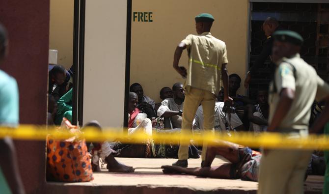 Des détenus recapturés sont vus à l'intérieur de la prison moyenne de Kuje à Abuja, au Nigeria, le 6 juillet 2022. (Photo, AFP)