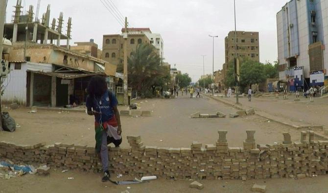 Des manifestants soudanais bloquent les rues de la capitale Khartoum alors qu'ils prennent part à un sit-in contre le régime militaire et la proposition du chef de l'armée, Abdel Fattah al-Burhan, de laisser la place à un gouvernement civil. (Photo, AFP)