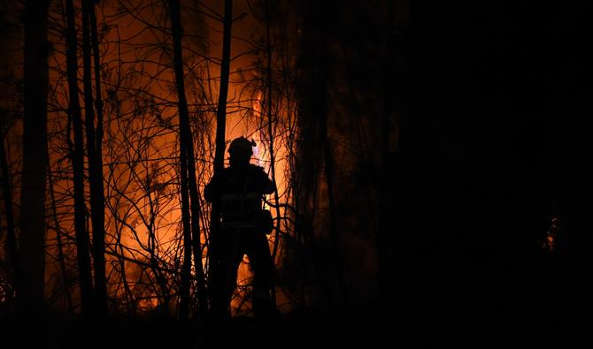 Les pompiers travaillent pour éteindre un incendie de forêt près de Bessèges, dans le sud de la France, dans la nuit du 7 juillet 2022 au 8 juillet 2022. (Photo, AFP)