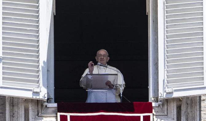 Le pape François s'adresse à la foule depuis la fenêtre du palais apostolique donnant sur la place Saint-Pierre lors de sa prière de l'Angélus dominical, le 10 juillet 2022 au Vatican. (Photo, AFP)