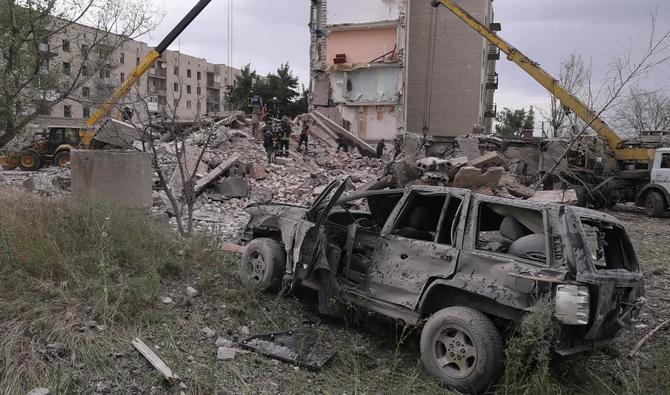 Des décombres laissées par une frappe qui a touché un immeuble d'habitation à Tchassiv Iar, provoquant la mort d'au moins 15 personnes, selon les autorités ukrainiennes. (Photo, AFP)