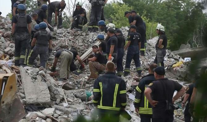 Les secouristes poursuivaient lundi la recherche de survivants dans les décombres d'un immeuble d'habitation touché par une frappe russe qui a fait au moins 15 morts dans l'est de l'Ukraine. (Photo, AFP)