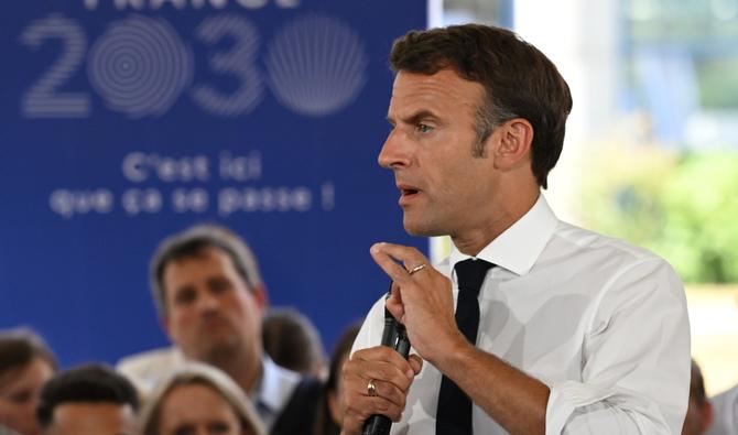Le président français Emmanuel Macron prononce un discours lors d'une visite à STMicroelectronics en Isère pour dévoiler la stratégie et les investissements pour l'électronique dans le cadre de France 2030 à Crolles, dans le sud-est de la France, le 12 juillet 2022. (Photo, AFP)