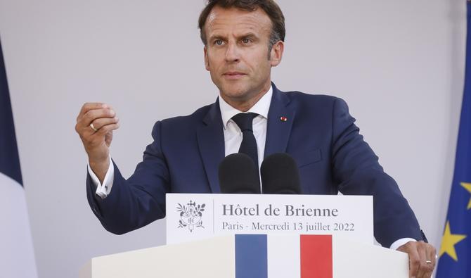 Le président français Emmanuel Macron prononce un discours devant des responsables militaires et des invités au ministère des Armées à Paris, le 13 juillet 2022, à la veille du 14 juillet. (Photo, AFP)