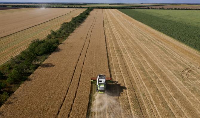 Des agriculteurs récoltent un champ de blé près de Melitopol, dans la région de Zaporizhzhia, le 14 juillet 2022. (Photo, AFP)
