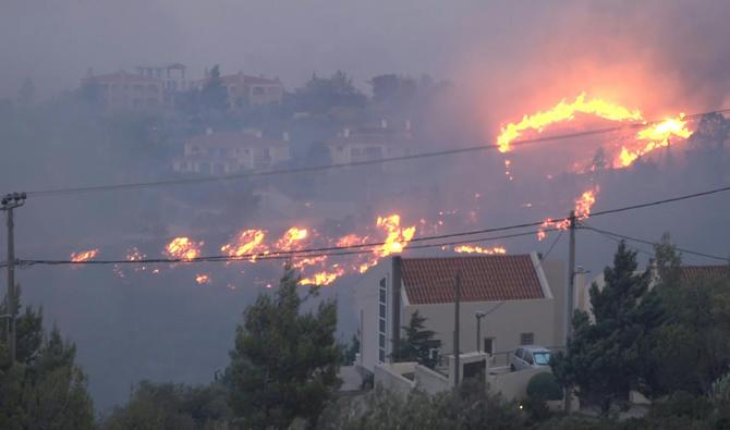 La protection civile grecque a appelé à l'évacuation de six villages et banlieues au pied du Mont Penteli, au nord d'Athènes, menacés par un important feu. (Photo, AFP)