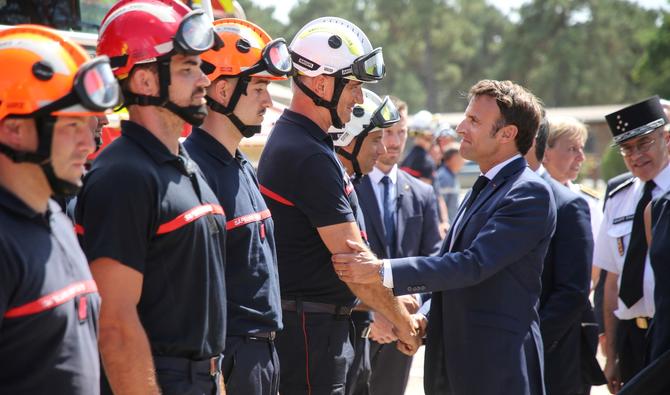Sapeurs-pompiers, policiers, gendarmes... « Vous faites un travail remarquable », n'a cessé de leur répéter le chef de l'Etat, entre poignées de main énergiques et frappes amicales sur l'épaule. (Photo, AFP)