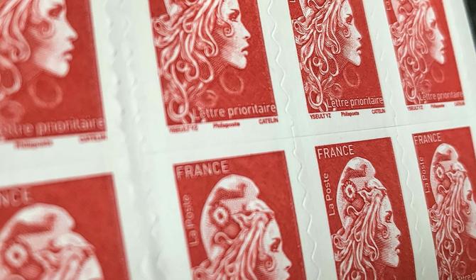 Le timbre rouge de la «lettre prioritaire», qui permet d'affranchir un pli pour une distribution le lendemain (à J+1), va céder la place à une nouvelle formule hybride, baptisée « e-Lettre rouge », dématérialisée, pour l'expédition des envois vraiment urgents. (Photo, AFP)