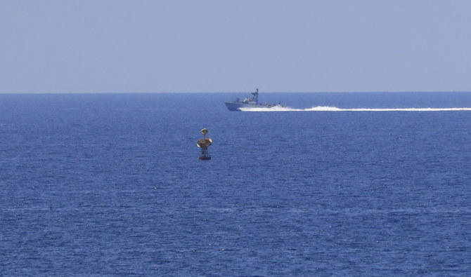 Un navire de la marine israélienne patrouille en mer Méditerranée au large de la ville méridionale de Naqoura, le lundi 6 juin 2022. (AP)