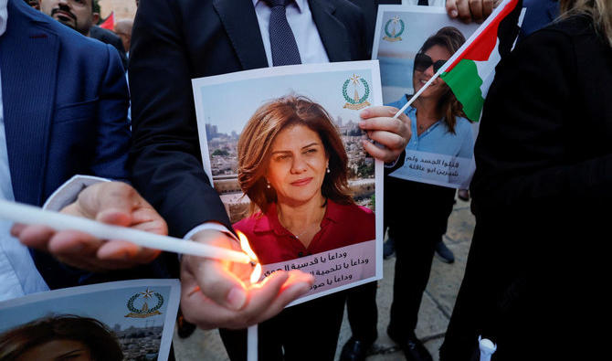 Des gens allument des bougies lors d'une veillée à la mémoire de la journaliste d'Al Jazeera Shireen Abu Akleh, qui a été tuée lors d'un raid israélien, devant l'église de la Nativité à Bethléem, le 16 mai 2022. (Reuters)