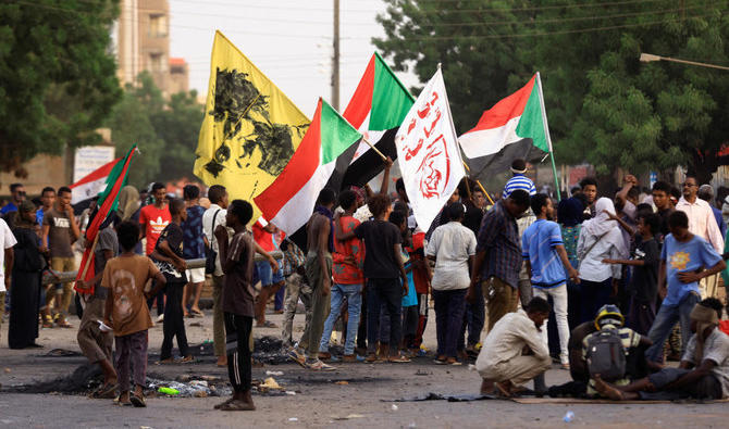 Des manifestants brandissent des drapeaux du Soudan lors d'un sit-in contre le régime militaire après le dernier coup d'État et pour commémorer le 3e anniversaire des manifestations à Khartoum, au Soudan, le 3 juillet 2022. (Reuters)