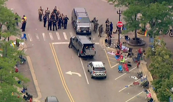 La police se déploie après que des coups de feu ont éclaté lors d'un défilé du 4 juillet dans la riche banlieue de Chicago, à Highland Park, dans l'Illinois. (Reuters)