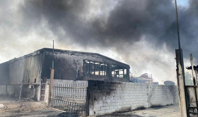 La cause de l'incendie qui s'est déclaré dans un entrepôt d'Abu Dhabi fait toujours l'objet d'une enquête. (Photo de la police d'Abu Dhabi sur Twitter)