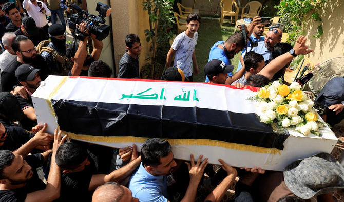 Des personnes en deuil portent le cercueil d’une victime tuée lors d’une attaque contre une station de montagne à Dohuk, lors de funérailles à Bagdad, le 21 juillet 2022. (Reuters)
