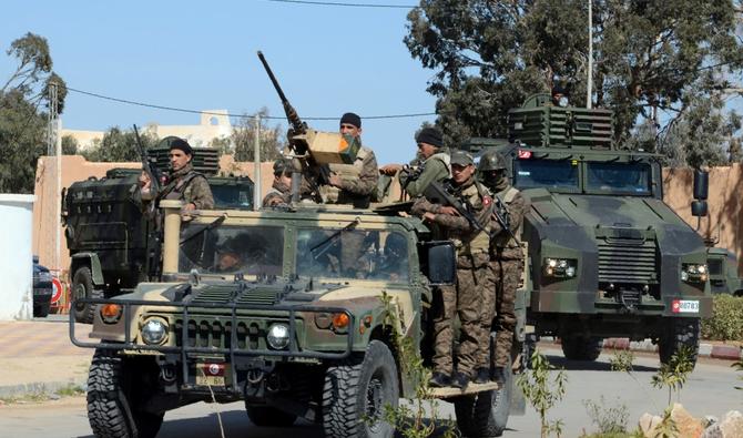 Un soldat tunisien a été tué lundi dans un affrontement avec des contrebandiers qui cherchaient à convoyer des voitures depuis la Libye vers l'Algérie. (Photo, AFP)