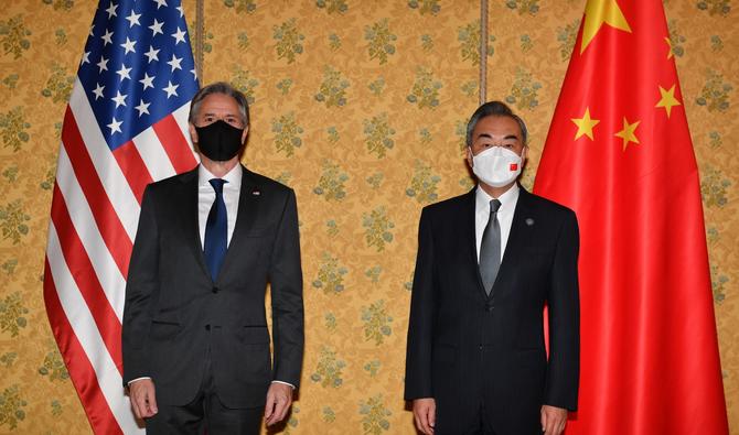 Le secrétaire d'État américain Antony Blinken et le ministre chinois des Affaires étrangères Wang Yi posent avant leur rencontre du 31 octobre 2021 dans un hôtel à Rome en marge du Sommet des dirigeants mondiaux du G20. (Photo, AFP)