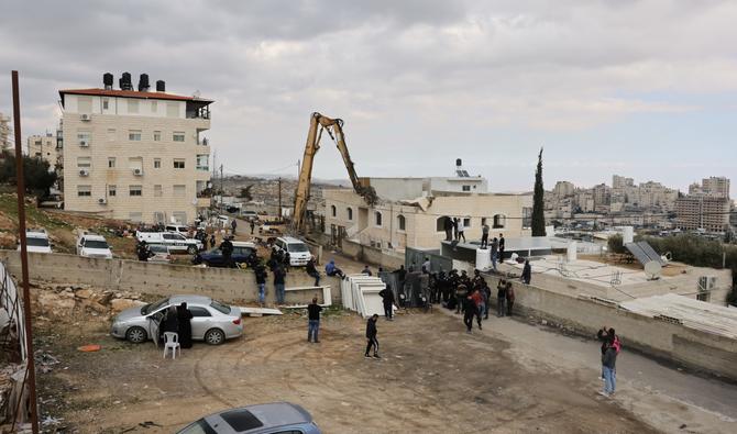 Des machines israéliennes démolissent une maison palestinienne à al-Tur à Jérusalem-Est, le 25 janvier 2022. (Photo, AFP)