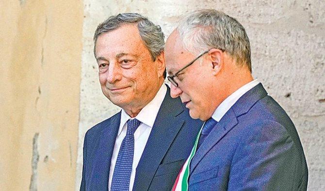 Le Premier ministre italien Mario Draghi avec le maire de Rome Robert Gualtieri à Rome. (AP)