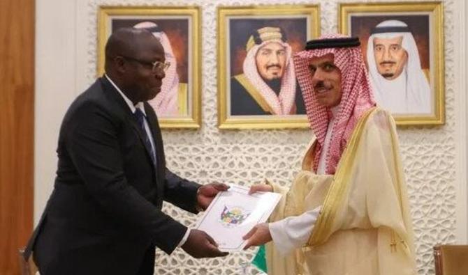 La missive a été reçue par le ministre saoudien des Affaires étrangères, le prince Faisal ben Farhane, lors d'une réunion avec le ministre centrafricain de l'Énergie et des Ressources en eau, Arthur Bertrand Piri. (SPA)