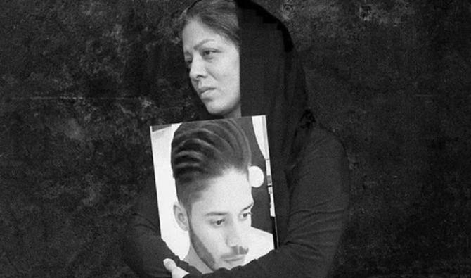 Mahboubeh Ramezani, mère de Pejman Gholipour, a été arrêtée au début du mois pour avoir protesté contre l’assassinat de son fils, et est détenue à la prison d’Evin. (Capture d’écran, Twitter)