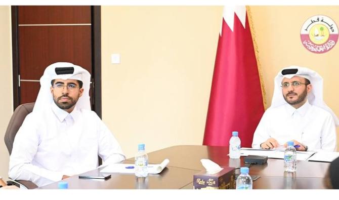 Le Dr Majed ben Mohammed al-Ansari et son collègue. (Agence de presse du Qatar)