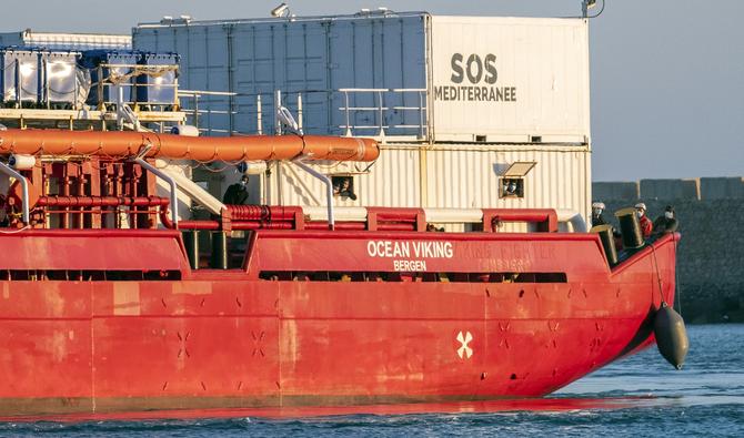 Ocean Viking, géré par SOS Méditerranée, a débarqué dimanche 387 personnes dans le port italien de Salerne, tandis que le navire Sea-Watch 3 a débarqué 438 personnes à Tarente samedi, mais seulement après des jours d'attente. (Photo, AFP)
