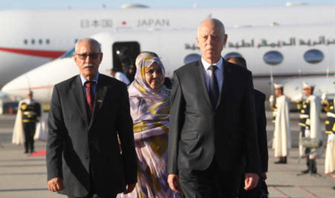 Le président tunisien Kais Saied reçoit le chef du Polisario Brahim Ghali, à son arrivée à Tunis. (Photo, AFP)