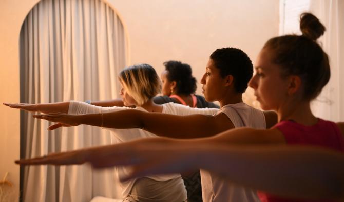 Des étudiants en yoga assistent à un cours au studio «She's lost control» à East London, le 14 juillet 2022. (Photo, AFP)