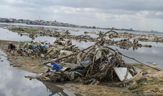 Du plastique et d'autres déchets sur des monticules de sable déversés dans la lagune par le ruissellement des eaux usées et de la pluie, sur les rives de la lagune Ebrié dans le village de Beago à Yopougon, Abidjan le 20 juillet 2022. (Photo, AFP)