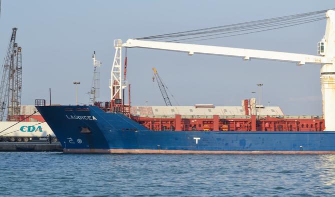 La proue du navire Laodicée battant pavillon syrien chargé de céréales, amarré dans le port de Tripoli, au nord du Liban, le 30 juillet 2022. (Photo, AFP)