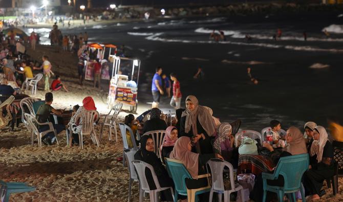 Des Palestiniennes assises dans un café sur la plage de la ville de Gaza, le 2 juillet 2022. (Photo, AFP)