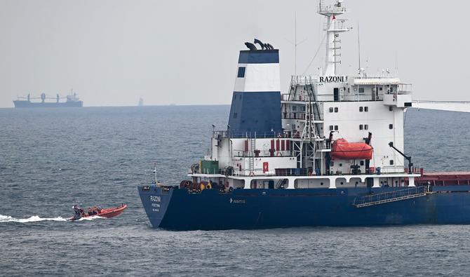 Un bateau de sécurité côtière naviguant près du cargo Razoni battant pavillon de la Sierra Leone transportant 26 000 tonnes de maïs en provenance d'Ukraine, au large du nord-ouest d'Istanbul, en attendant une délégation d'inspection, le 3 août 2022. (Photo, AFP)